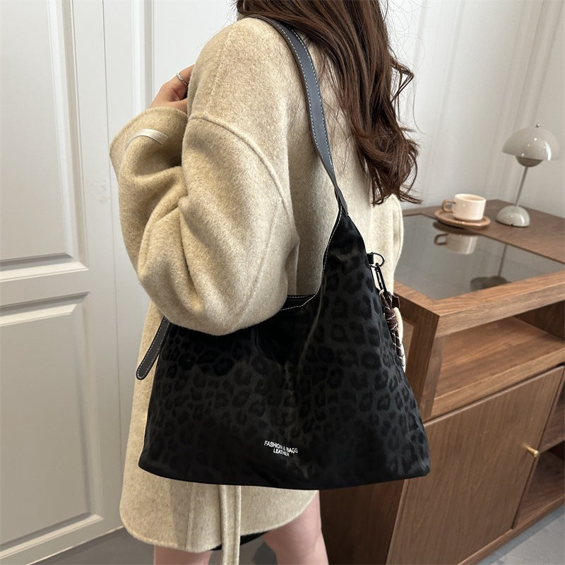 Frauen modische Hobo-Tasche aus geschmeidigem Material mit praktischem Reißverschluss Nord Taschen