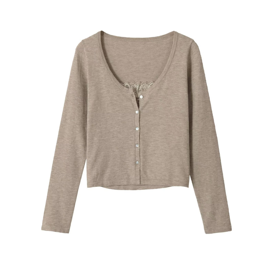 Damen Kurzcardigan aus Feinstrick mit V‑Ausschnitt, Knopfleiste und Spitzeneinsatz Nord Taschen