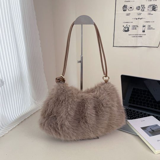 Damen Umhängetasche aus hochwertigem Kunstfell mit elegantem Detail Nord Taschen