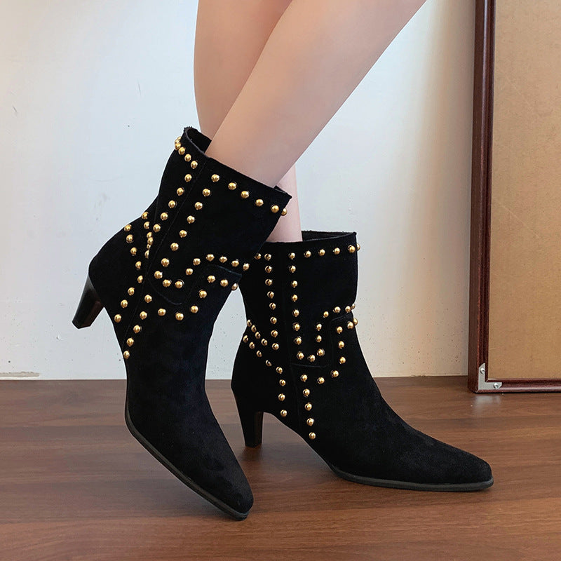 Damen spitze Velours‑Optik Stiefelette mit Nietenbesatz und niedrigem Pfennigabsatz Nord Taschen