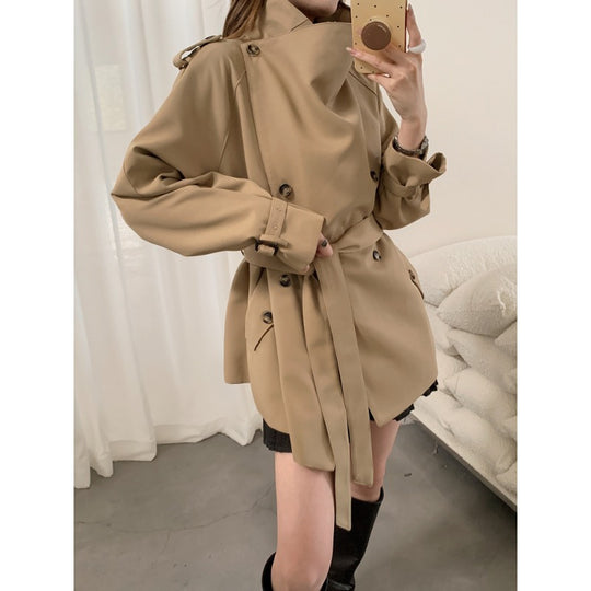 Damen Kurztrench im Boxy-Cut mit hohem Stehkragen und verstellbarem Taillengürtel Nord Taschen