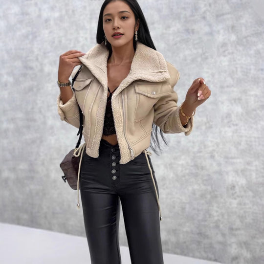 Damen Kurz geschnittene Bikerjacke mit Teddyfutter und Kontrastnähten Nord Taschen