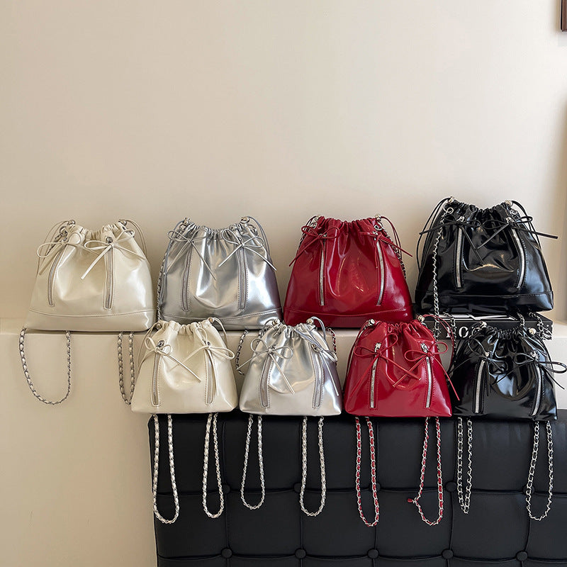 Damen modische Beuteltasche mit feinen Metallakzenten Nord Taschen