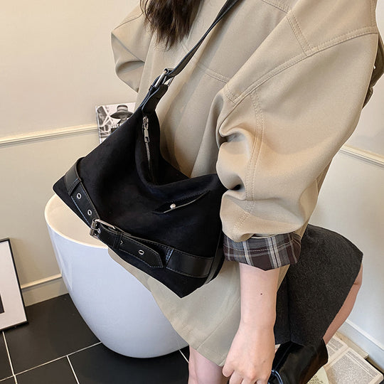 Damen Hobo-Tasche mit eleganten Velourslederelementen und praktischem Kordelzug Nord Taschen