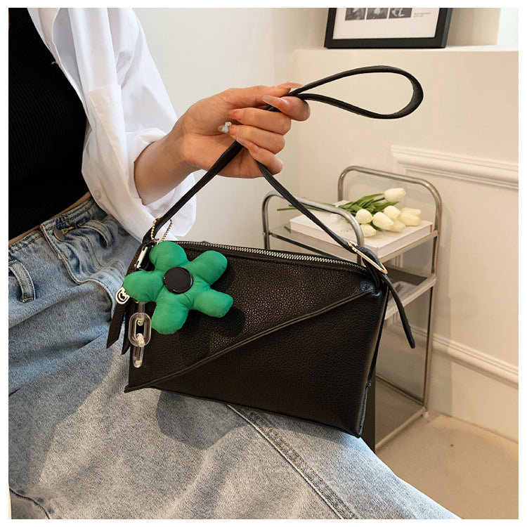 Damen Clutch mit verspieltem Blumendetail | Nord Taschen