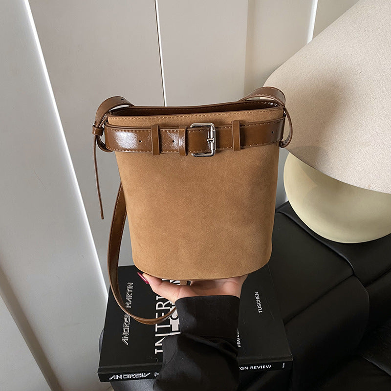 Damen Hobo-Tasche mit luxuriösem Wildlederüberzug und elegantem Gürtelakzent Nord Taschen