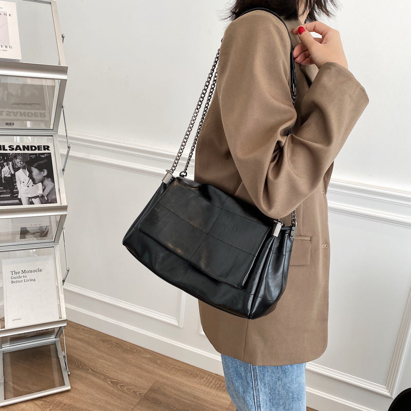 Damen Schultertasche mit eleganter Kettenverzierung und weicher Lederoberfläche Nord Taschen
