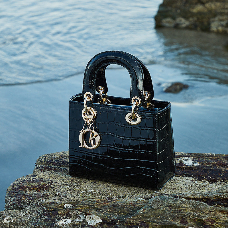 Damen Handtasche im eleganten Krokodil-Look mit goldenen Akzenten Nord Taschen