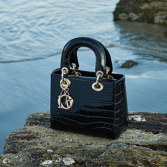 Damen Handtasche im eleganten Krokodil-Look mit goldenen Akzenten Nord Taschen