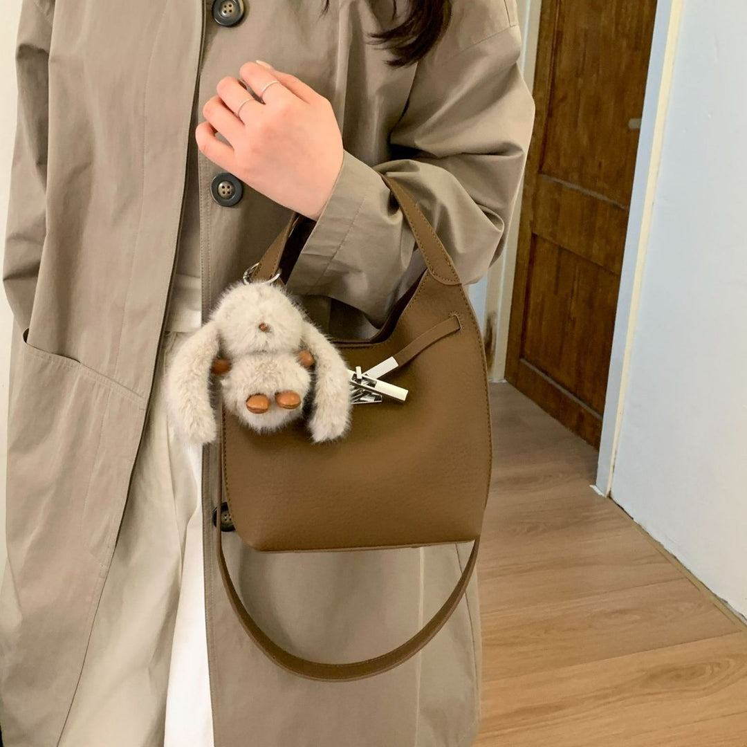 Damen-Handtasche im modernen Hobo-Stil mit charmantem Plüschanhänger Nord Taschen