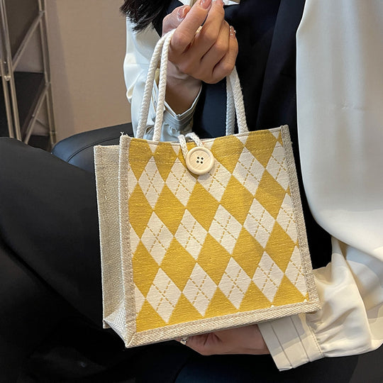 Damen Jute Tragetasche mit elegantem Rautenmuster und praktischen Holzknopfverschluss Nord Taschen