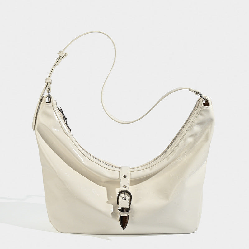 Damen Hobo-Tasche mit metallic glänzender Oberfläche und elegantem Gurtverschluss Nord Taschen