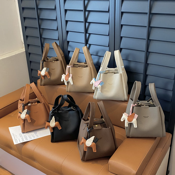 Damen Handtasche mit charmantem Tieranhänger und stilvollem Design Nord Taschen