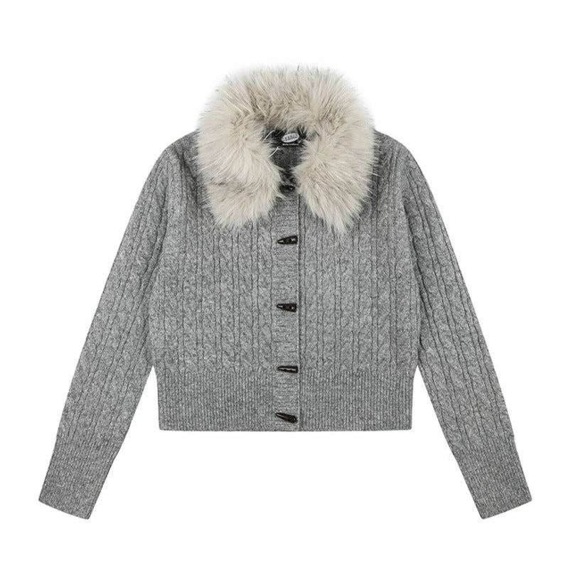 Damen Kurze Zopfmuster-Strickjacke mit abnehmbarem Kunstpelzkragen und Knebelknopfverschluss Nord Taschen