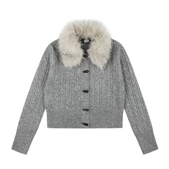 Damen Kurze Zopfmuster-Strickjacke mit abnehmbarem Kunstpelzkragen und Knebelknopfverschluss Nord Taschen