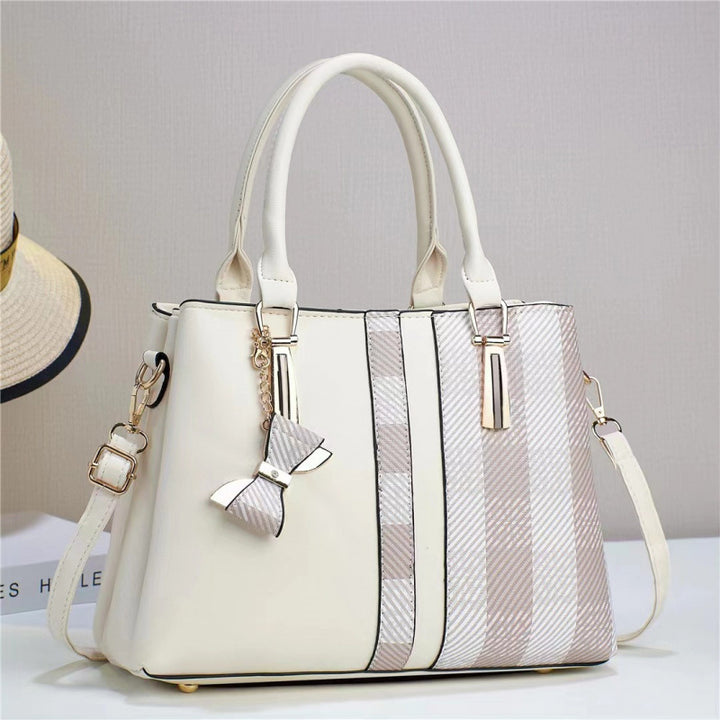 Damen Handtasche mit edlem Strukturdesign und dekorativem Schleifen-Anhänger Nord Taschen