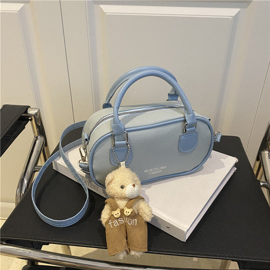Damenschultertasche mit modernem Design und verspieltem Plüschanhänger Nord Taschen