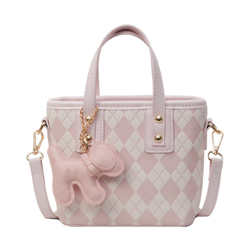 Damen modische Handtasche mit einzigartigem Querdesign und charmantem Tieranhänger Nord Taschen