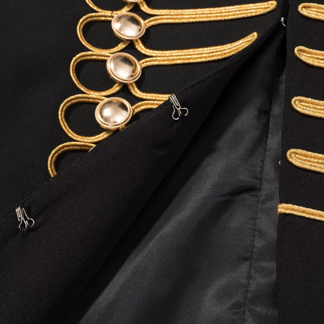 Damen Militärinspirierter Kurzblazer mit Stehkragen und goldener Passementerie Nord Taschen