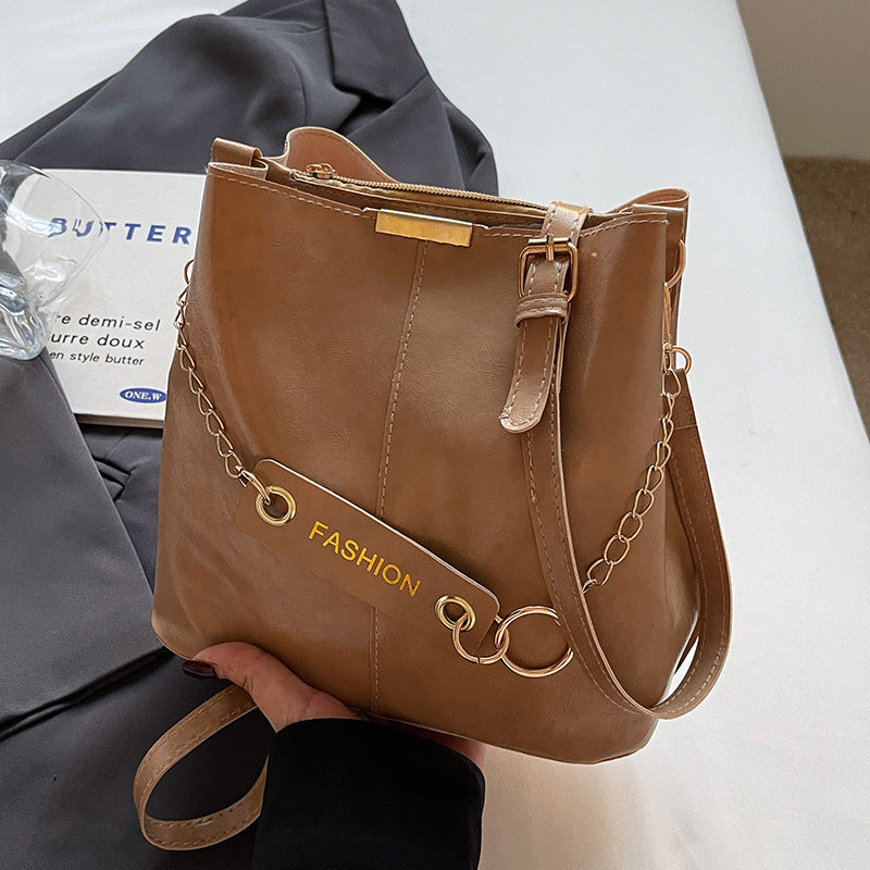 Damen Casual Umhängetasche aus hochwertigem Kunstleder mit modischem Kettenakzent Nord Taschen