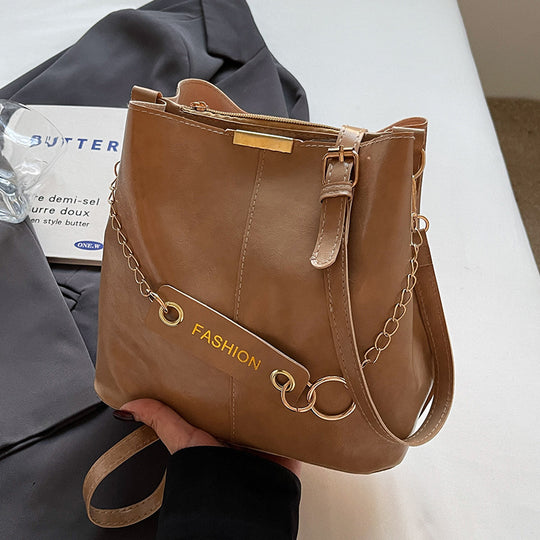 Damen Casual Umhängetasche aus hochwertigem Kunstleder mit modischem Kettenakzent Nord Taschen
