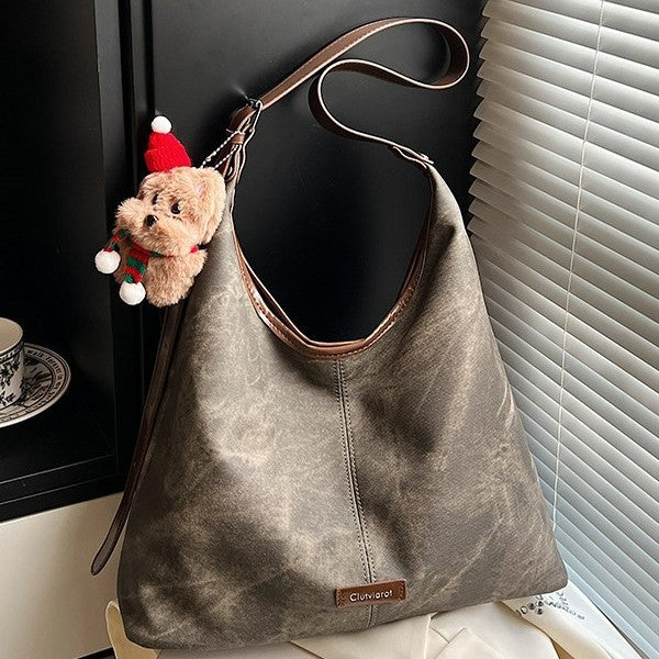 Damen Hobo-Tasche aus weichem Veloursleder mit charmantem Anhänger Nord Taschen