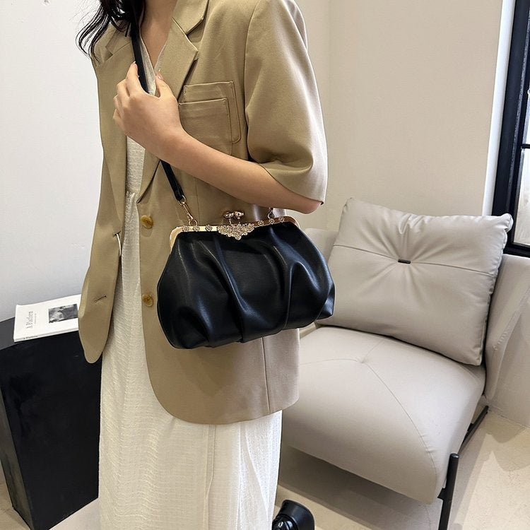 Damen Clutch-Handtasche mit eleganter Struktur und kunstvollem Verschluss Nord Taschen