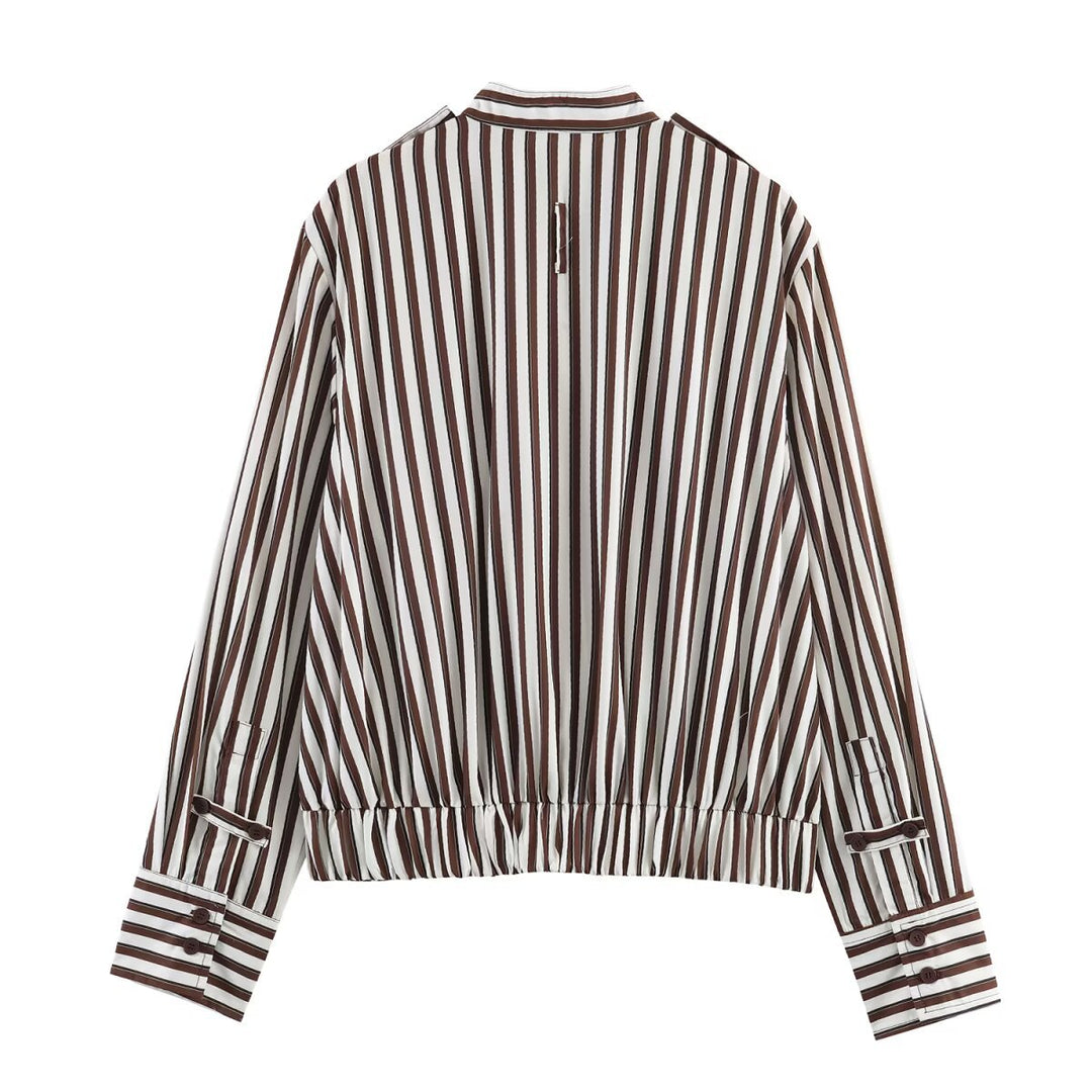Damen Gestreifte Cropped‑Hemdblusen‑Jacke mit Stehkragen, asymmetrischer Klappentasche und elastischem Saum Nord Taschen