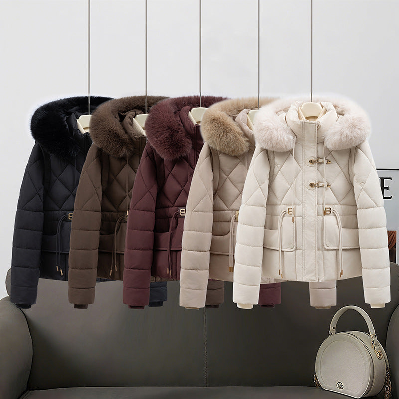 Damen nan kurze gesteppte Kapuzenjacke mit voluminösem Webpelzbesatz, Kordelzugtaillierung und Pattentaschen Nord Taschen