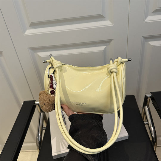 Damen Handtasche aus glänzendem Kunstleder mit abnehmbarem Anhänger Nord Taschen