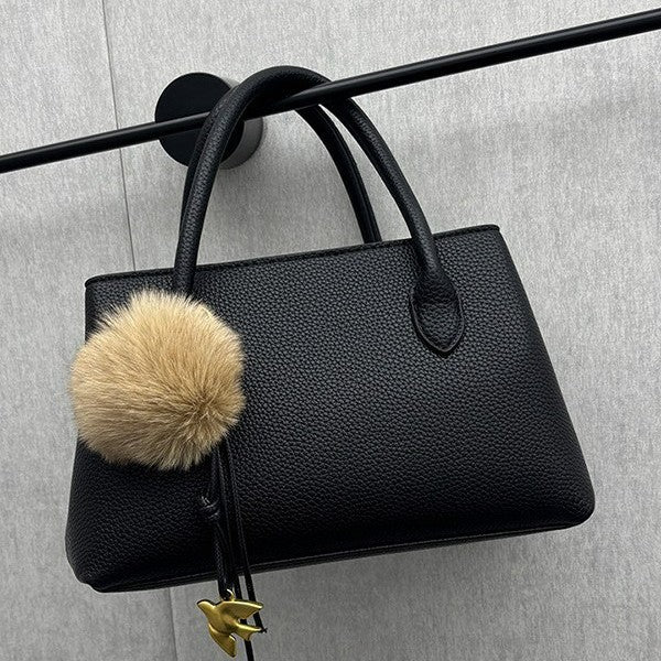 Damen Handtasche aus hochwertigem Kunstleder mit dekorativem Pelzanhänger Nord Taschen