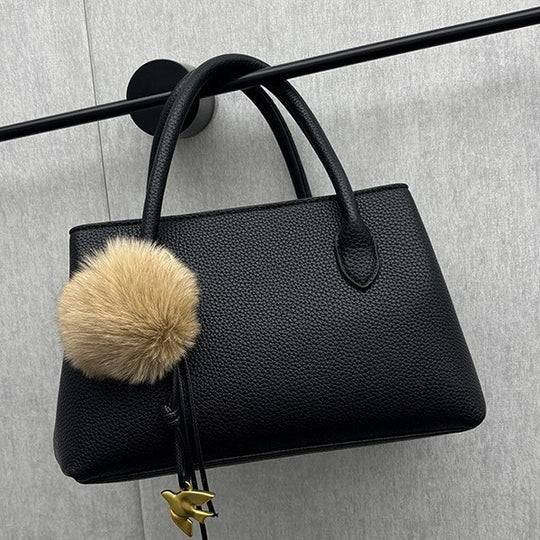 Damen Handtasche aus hochwertigem Kunstleder mit dekorativem Pelzanhänger Nord Taschen