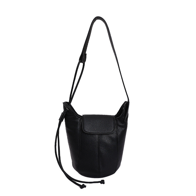 Damen Handtasche mit verspieltem Tieranhänger Nord Taschen