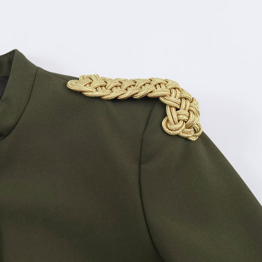 Damen Kurzer Militärblazer mit Stehkragen, goldverzierten Epauletten und dekorativen Knoten Nord Taschen