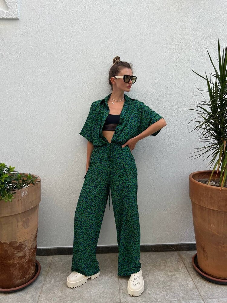 Damen zweiteiliges Safari-Print Loungewear-Set mit kurzärmeliger Hemdbluse und weitem hochgeschnittenen Palazzohose Nord Taschen