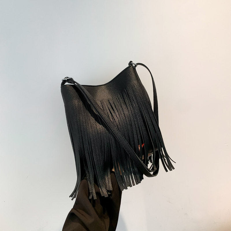 Damen Umhängetasche mit fransigen Details und hochwertigen Akzenten Nord Taschen