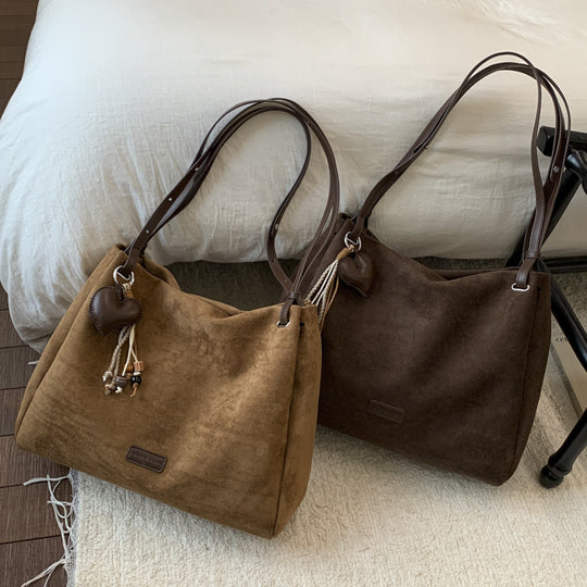 Damen Hobo-Tasche aus hochwertigem Veloursleder mit dekorativen Anhängern Nord Taschen