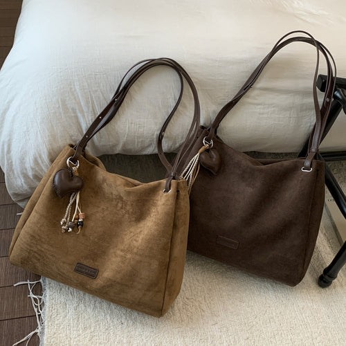 Damen Hobo-Tasche aus hochwertigem Veloursleder mit dekorativen Anhängern Nord Taschen