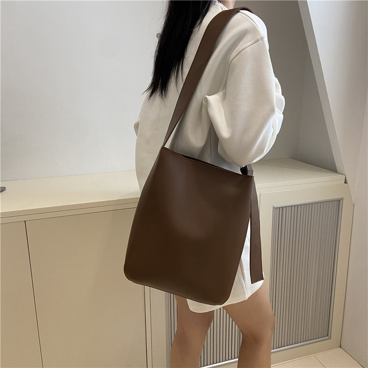 Damen Hobo-Tasche mit minimalistischer Form und luxuriöser Textur Nord Taschen