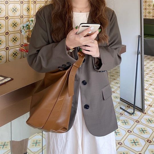 Damen Hobo-Tasche aus hochwertigem Leder mit elegantem asymmetrischem Design Nord Taschen