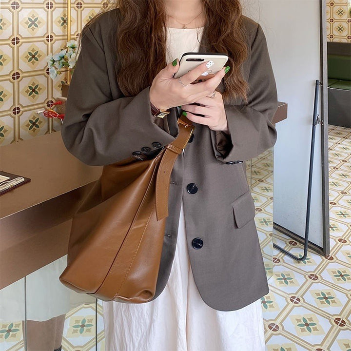Damen Hobo-Tasche aus hochwertigem Leder mit elegantem asymmetrischem Design Nord Taschen