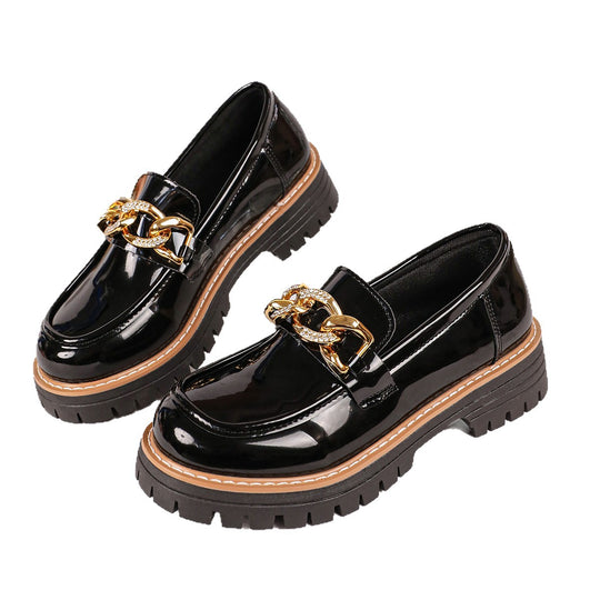 Damen Glänzende Slipper‑Loafer mit klobiger Profilsohle und Zierkette Nord Taschen