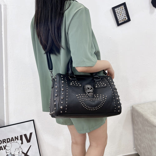 Damen Handtasche mit auffälligen Nieten und klassischer Totenkopf-Applikation Nord Taschen