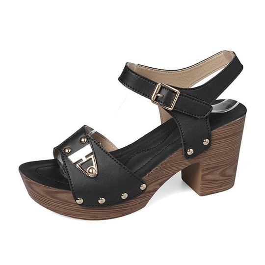 Damen Elegante Plateau-Sandaletten mit geschwungenem Riemendesign und modischen Nieten