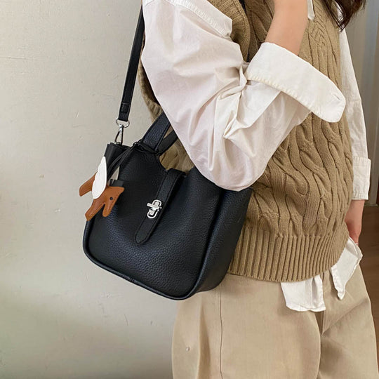 Damen Handtasche aus strukturiertem Kunstleder mit abnehmbarem Anhänger Nord Taschen