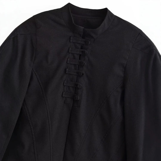 Damen Kurz geschnittene taillierte Jacke mit Stehkragen und dekorativem Schlaufenverschluss Nord Taschen