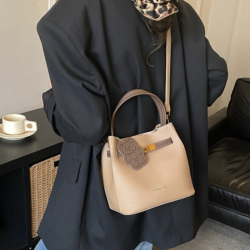 Damen Hobo-Tasche aus hochwertigem Kunstleder mit verspieltem Bärenanhänger Nord Taschen