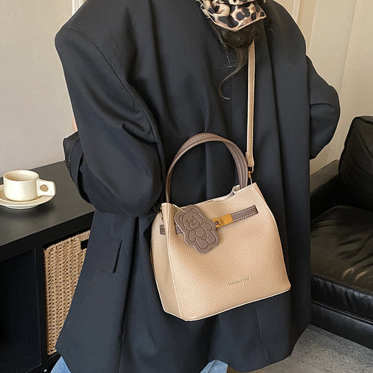 Damen Hobo-Tasche aus hochwertigem Kunstleder mit verspieltem Bärenanhänger Nord Taschen