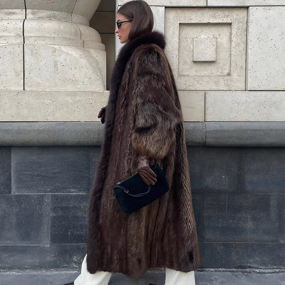 Damen Luxuriöser langer Pelzmantel mit breitem Kragen und voluminösen Ärmeln Nord Taschen
