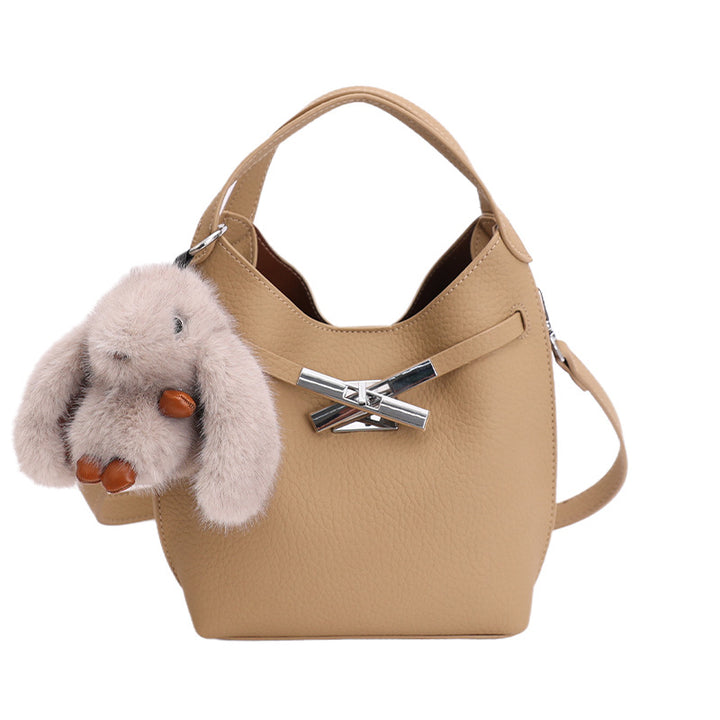 Damen-Handtasche im modernen Hobo-Stil mit charmantem Plüschanhänger Nord Taschen
